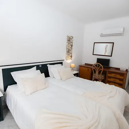 Urban - Moradia Mendes בית הארחה