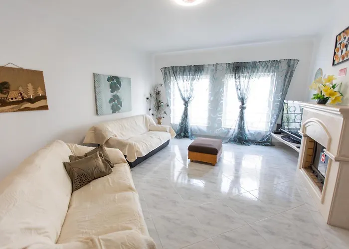 Urban - Moradia Mendes בית הארחה